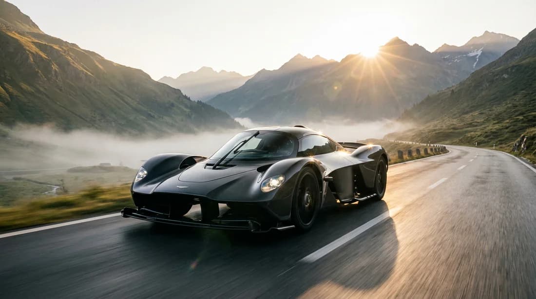 Une voiture de sport haut de gamme circulant sur un col de montagne au lever du soleil, style cinématographique