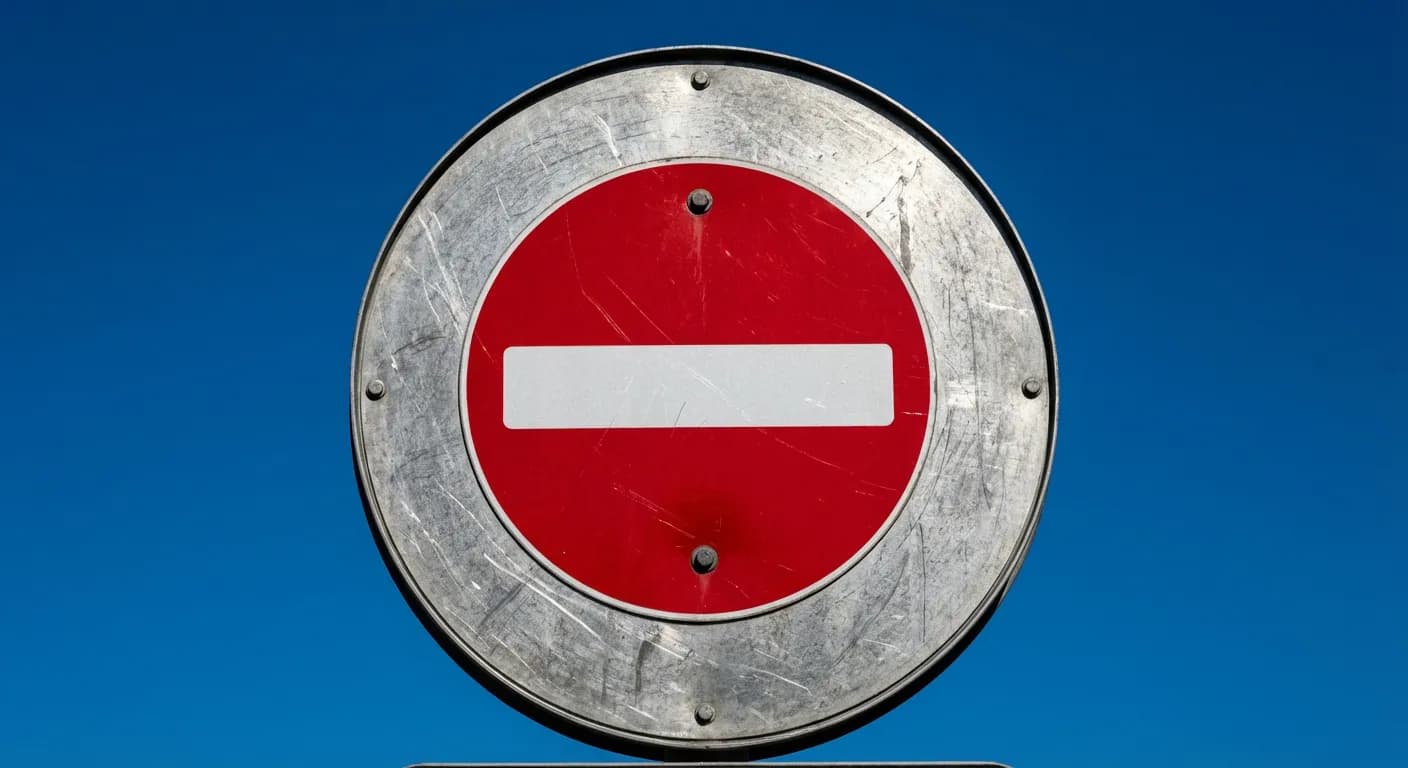 Panneau de signalisation sens interdit minimaliste sur fond de ciel bleu.