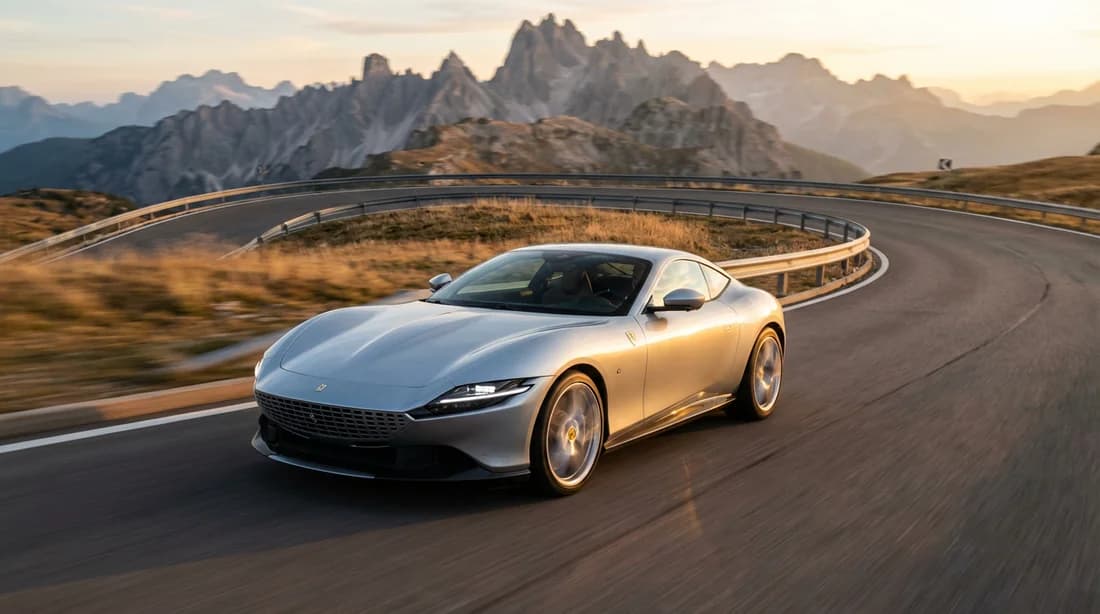 L'Excellence Automobile en Mouvement Une voiture de grand tourisme parcourant une route de montagne au coucher du soleil, symbolisant l'excellence routière.