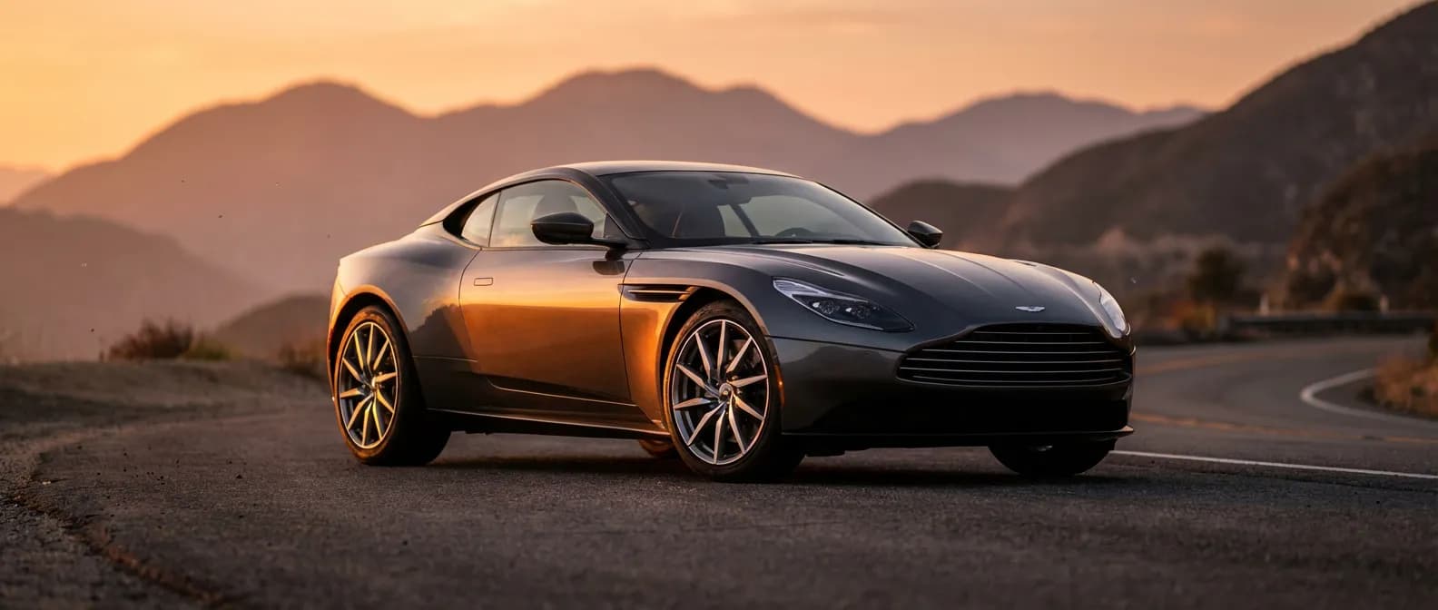 Maîtrise de la position P de stationnement Une voiture de luxe garée sur une route de montagne au coucher du soleil pour illustrer la position P