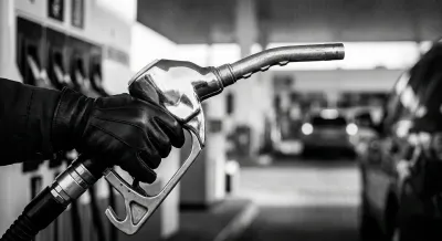 Gros plan minimaliste iconique d'un pistolet de distribution de carburant