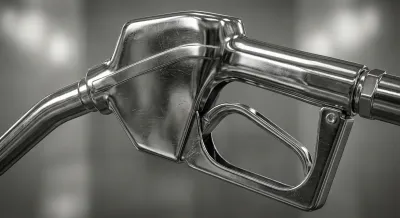 Détail d'un pistolet de carburant chromé pour l'essence et le GPL