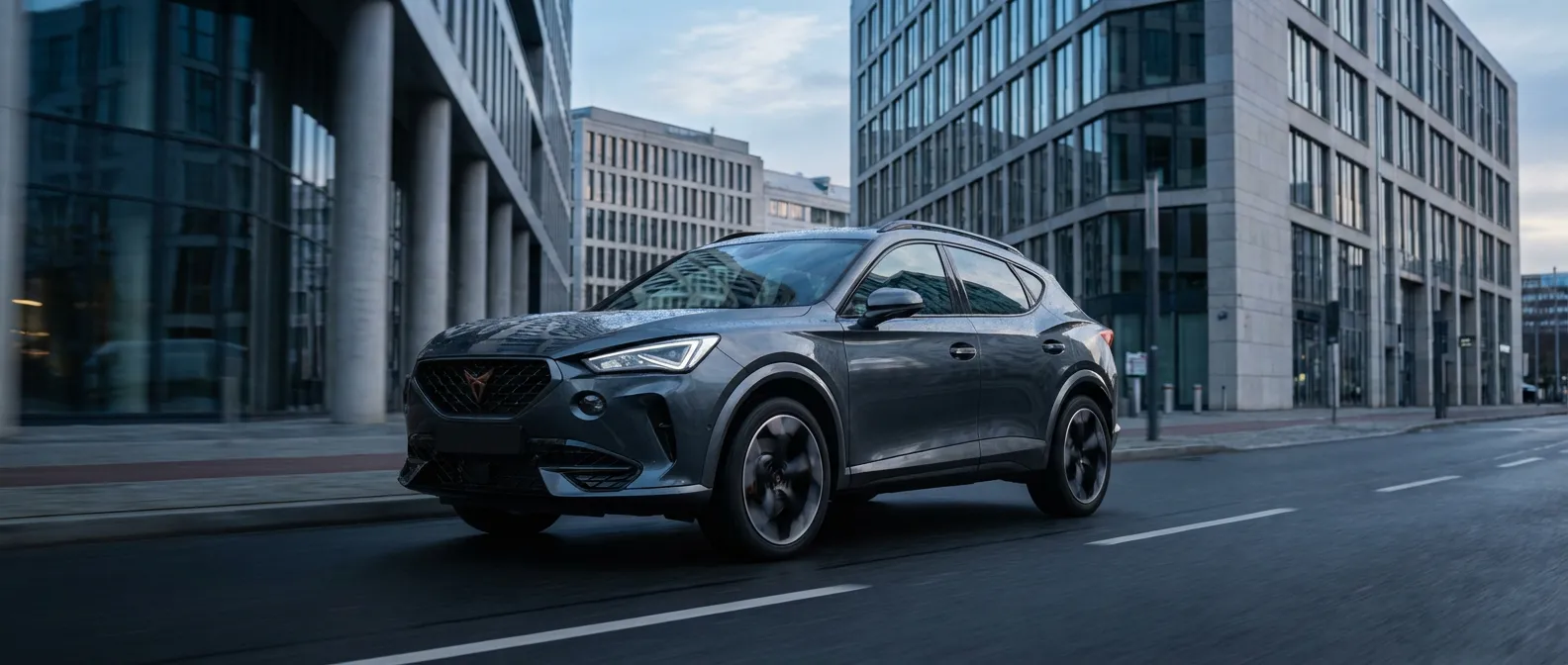 Cupra Formentor 1.5 hybrid dsg - Vue dynamique Cupra Formentor 1.5 hybrid dsg roulant dans un quartier moderne au crépuscule