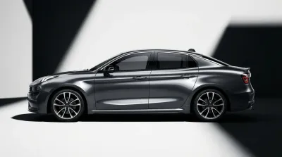 Silhouette épurée de la Lynk & Co 02 sur fond studio contrasté