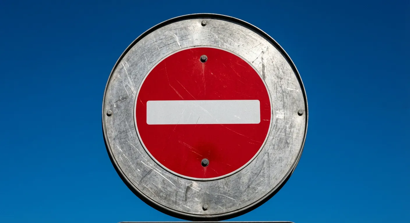 Panneau de signalisation sens interdit minimaliste sur fond de ciel bleu.