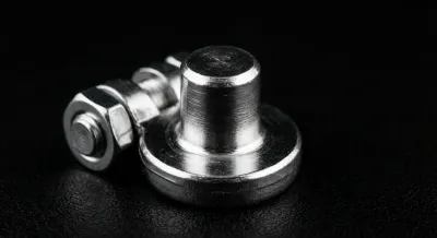 Gros plan sur une cosse de batterie de voiture neuve et propre