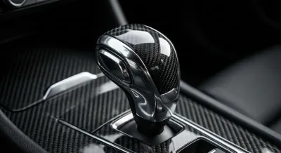 Gros plan minimaliste d'un pommeau de vitesse DSG