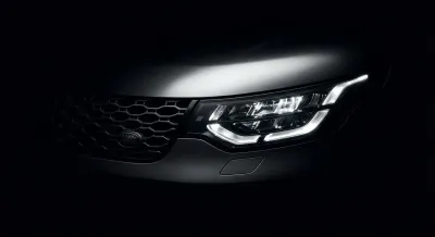 Gros plan du phare LED et de la calandre du Land Rover Discovery 5 fond noir