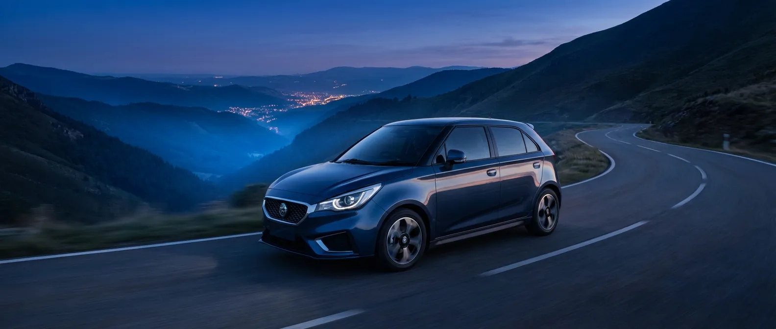 Essai routier de la nouvelle MG3 Luxury MG3 Luxury en conduite dynamique sur une route de montagne au crépuscule