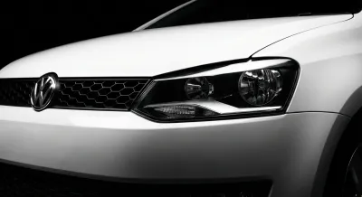 Gros plan du phare avant d'une Volkswagen Polo 5 série