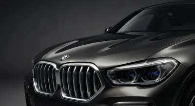 Vue avant emblématique de la calandre BMW X6